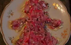 Лук нарезать четверть кольцами и замариновать с уксусом,солью и сахаром.