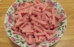 Нарезать ветчину полосками.