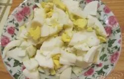 Вареные яйца нарезать полосками.