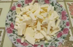 Так же нарезать плавленные сырки.