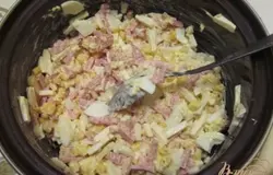 Готово! Добавить майонез и мелко нарезанный зеленый лук, перемешать.