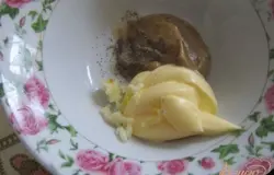 Смешать майонез, горчицу, раздавленный чеснок, посолить, поперчить по вкусу.