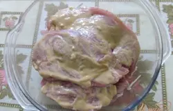 Смазать все куски мяса, сложить в посуду и поставить в холодильник на 2-3 часа.