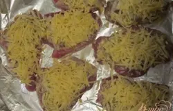Посыпать тертым сыром.