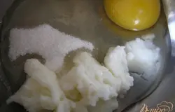Смешать манную кашу, яйцо, сахар и соль,