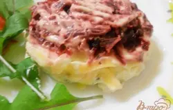 Последним слоем кладем слой сыра Альметте и аккуратненько переворачиваем на плоскую тарелку...