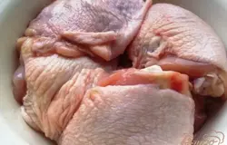 Моем и вытираем бумажным полотенцем куриные бедрышки