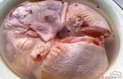 Заливаем маринадом бедрышки и оставляем мариноваться на час.