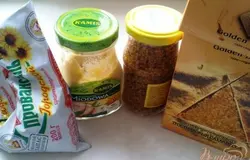 Берем для соус горчицу, майонез и сахар.