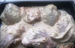 Противень смазываем растительным маслом, выкладываем кусочки курица и выливаем весь соус.