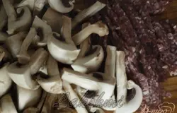 Шампиньоны разрезать каждый на 4 части, салями ломтиками.