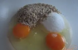 Яйца взбить с сахаром и лесным орехом.Добавить молоко, муку и пекарский порошок.Размешать.