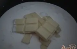 Белый шоколад растопить в сликвах, выключить огонь.