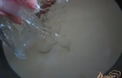 Положить в горячие сливки, дать ему расстаять
