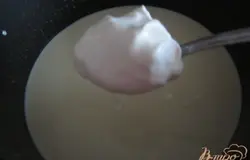 Добавить сметану, размешать.