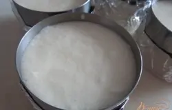Достать из холодильника мусс и разлить по формочкам. Убрать в холодильник застыть.
