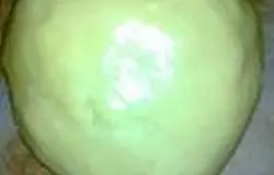 Добавляю разрыхлитель и муку частями и вымешиваю эластичное тесто,ставим его на 15мин в морозилку