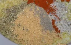 Для панировки смешать все остальные ингредиенты (кроме масла).