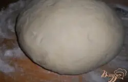 Когда тесто замешено, поставить его отдохнуть и подняться на полчаса, накрыть сверху полотенцем.