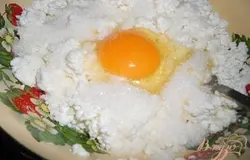 Сделать начинку. Творог смешать с 1 яйцом, остальным сахаром и ванильным сахаром, творог лучше брать посуше. В творог по желанию можно добавить изюм или курагу.