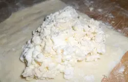 Тесто разделить на кусочки одинакового размера, каждый кусочек размять руками( лучше не раскатывать, а именно разминать руками). На каждый кусочек положить творожную начинку. Защипить края и сформировать в виде треугольничков.