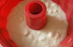 Вылить полученную массу в любую (неразъемную) форму для выпечки. смазанную маслом.