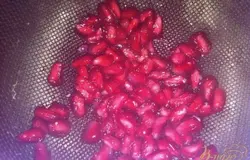 Делаем это пока не увидим, что зерна побелели.Тогда выкладываем содержимое кастрюли в сито, под которое подставляем кастрюлю, куда будет сливаться сок. И продолжаем давить и перемешивать зерна. Чтобы выжать весь сок до капли, можно подавить эту массу рукой.