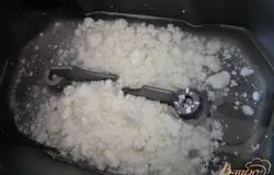 В контейнер хлебопечки налить воду, добавить соль, масло и творог,