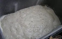 всыпать муку, затем добавить опару.