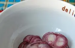 Лук нарезаем кольцами, посыпаем сахаром, сбрызгиваем винным уксусом и оставляем мариноваться.