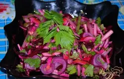 Салат заправляем растительным маслом, солим, перемешиваем.