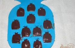 Сверху залить шоколадом.