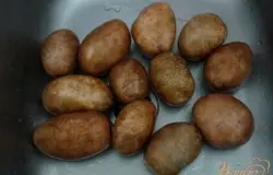 Тщательно, со щёткой помойте картофель.