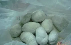 В целлофановый пакет насыпьте 3стол. ложки муки и 2 стол. ложки соли, хорошо перемешайте, положите туда мокрый картофель.Завяжите, или зажмите пакет, а затем тщательно ним потрясите, чтобы все картофелены обволоклись смесью муки и соли.