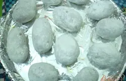 Противень застелите фольгой и выложите на него картофель.Запекайте в духовке 1 час, при температуре 200*.