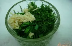 Для соуса измельчаем укроп, зелёный лук и выдавливаем через пресс чеснок.