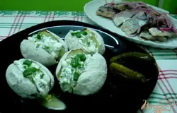 Готово! Готовый картофель разрезаем пополам, не до конца, в срединку кусочек масла и соус. Кожица не пересоленная, а очень вкусная, хрустящая!Очень вкусно с селёдочкой, солёными огурцами.