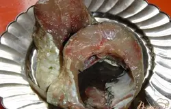 Рыбу очищаем, разделываем, моем и нарезаем крупными кусками.