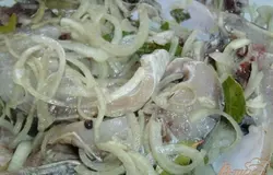 Лук очищаем и нарезаем полукольцами.В миску кладем лук,немного перца,лаврового листа,сверху выкладываем подсоленную по Вашему вкусу рыбу,затем опять слой лука,перца,лаврового листа,затем рыба.Так чередуем слои,но чтобы сверху был слой лука. Все это поливаем лимонным соком,накрываем крышкой и оставляем на пару часов мариноваться.
