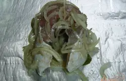 а сверху помещаем кусок пеленгаса и немного притрушиваем луком.