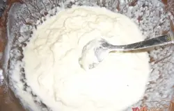 В теплой воде развела дрожжи.Добавила сахар,соль,растительное масло.Хорошо размешала.Постепенно всыпая муку замесила некрутое тесто.