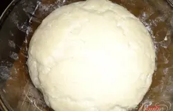 Расстоявшееся тесто обмяла и скатала батоном,немного подпылив мукой доску.