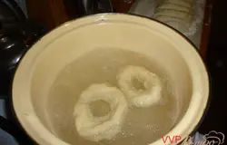 Опустила заготовку в кипящую воду по 30секунд на каждой стороне.Советую опускать по одной штучке,так легче уследить.