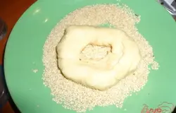 Вынутую из кипятка заготовку обмакнула в кунжут.