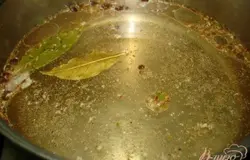 Из воды,сахара, соли, уксуса, подсолнечного масла и специй варим маринад.