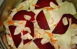 Шар капусты с морковью, свекла с чесноком. И так до конца.