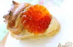 Торт я украсила фигурками из карамели. А полоску карамели сняла с фольги и поломала на мелкие кусочки и посыпала им торт "Сент-Оноре", сверху присыпала лимонной цедрой...Приятного всем аппетита и чаепития... И конечно же наслаждения...