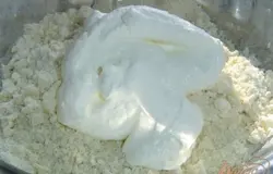 а затем добавляем сметану и замешиваем мягкое, эластичное тесто.