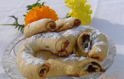 Готово! Готовые "кифлики" посыпаем сахарной пудрой. Приятного чаепития!