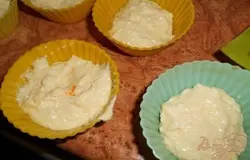 Большую часть творожной массы разложить по формочкам до половины объема.